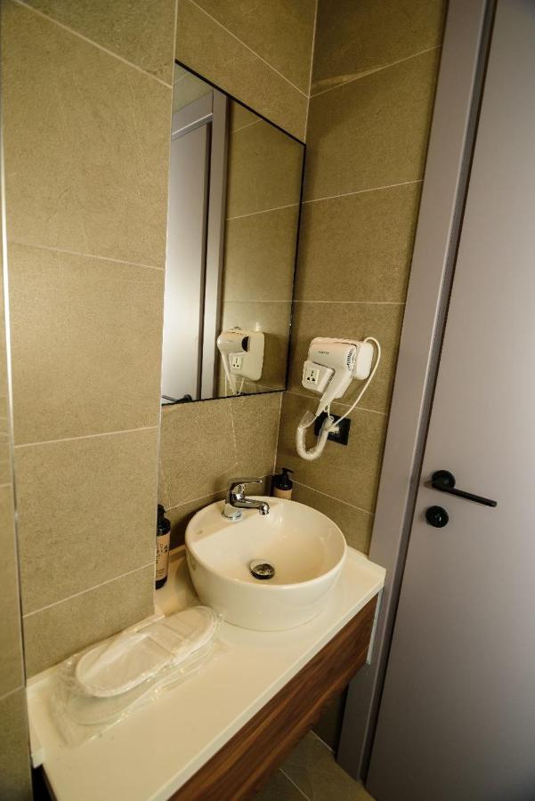 Hotel Zeneli Vlorë Esterno foto